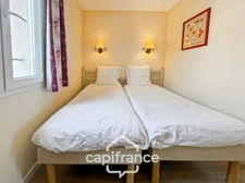 DOMAINE DE PONT ROYAL, maison  de 45 m2 avec vue, élevée d'un étage,  2 vraies chambres, mitoyenne d'un seul côté, piscine privative, emplacement pour véhicule 