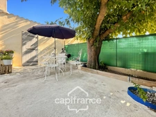 Alleins, maison de plain pied de   83m2 environ établie en zone agricole sur une parcelle de 3 400m2 m2 avec garage attenant 