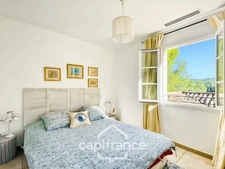 Prestigious property on the Pont Royal golf course, elevated on one level with a total surface area of 190 m2 with unobstructed views, set on 1700 m2 of land, its secure swimming pool, outbuildings