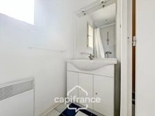 Maison individuelle et familiale de 165 m2, 7 pièces, située à  ALLEINS proche Salon de Provence établie sur un terrain de 945m² avec  piscine et dépendances