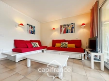 Appartement de 42M2 situé au premier étage d'une résidence de 2 étages au domaine de PONT ROYAL, 1 chambre et chambre cabine,  vue dégagéee, Terrasse  LOGGIA, Emplacement Idéal, place de parking