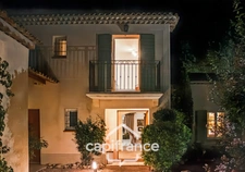 Prestigious property on the Pont Royal golf course, elevated on one level with a total surface area of 190 m2 with unobstructed views, set on 1700 m2 of land, its secure swimming pool, outbuildings