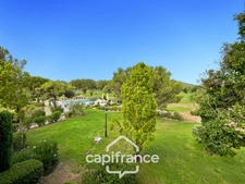 HOTEL DU GOLF  appartement 2ème et dernier étage  rénové et climatisé  de 33 m2 , trou n° 8 , sud ouest , une chambre,  loggia terrasse, salle de bain , wc, piscine résidentielle, place de parking  
