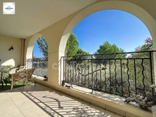 Domaine et golf de Pont royal appartement de 64 m² .  Terrasse avec vue dégagée,  Piscine résidentielle, Garage box fermé, cave 