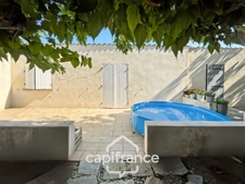Alleins, maison de plain pied de   83m2 environ établie en zone agricole sur une parcelle de 3 400m2 m2 avec garage attenant 