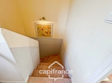 DOMAINE de PONT ROYAL,dans la nature, bastidon de 45 m2 ravalé et entretenu élevé d'un étage avec un jardin  2 chambres, place de parking