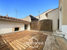 Investissement sur Charleval maison en plein coeur du village R+1avec terrasse tropézienne, garage, plusieurs entrées indépendantes, étage à finir