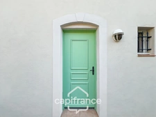 DOMAINE de PONT ROYAL,dans la nature, bastidon de 45 m2 ravalé et entretenu élevé d'un étage avec un jardin  2 chambres, place de parking