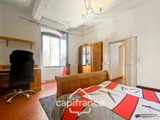 Demeure de caractère au cœur de la Provence: 242 m2 de superficie habitable, TERRASSE PANORAMIQUE. Distribution sur 3 niveaux :charme, authenticité, confort et bien être  sont les maîtres mots.
