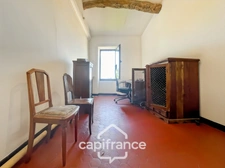 ne demeure de caractère au cœur de la Provence: 242 m2 de superficie habitable , une TERRASSE PANORAMIQUE. Distribution sur 3 niveaux :charme, authenticité, confort et bien être  sont les maitres mots
