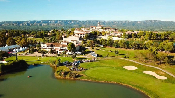 la douceur de vivre au cœur de la Provence au domaine de Pont Royal : propriété de 190 m2, 1700 2 de terrain,  avec piscine et dépendance.