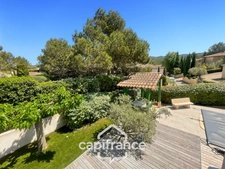 Welcome to your new elegant family villa at Domaine et Golf de Pont Royal, 4 bedrooms, 110 m2, garden 556 m2 