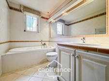Villa de plain pied de 150 m² avec vue sur le trou numéro 10 , au Domaine et Golf de Pont Royal, terrain 628 m² ,  4 chambres, piscine, garage 