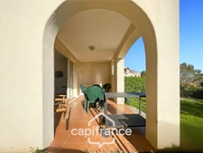 Appartement en rez-de-jardin , 3 chambres , place de parking , exposé Est sur le Domaine et Golf de Pont Royal