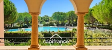 Appartement de 42M2 situé au premier étage d'une résidence de 2 étages au domaine de PONT ROYAL, 1 chambre et chambre cabine,  vue dégagéee, Terrasse  LOGGIA, Emplacement Idéal, place de parking