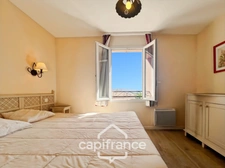 DOMAINE DE PONT ROYAL, maison  de 45 m2, élevée d'un étage,  2 vraies chambres, mitoyenne d'un seul côté, piscine privative, emplacement pour véhicule 