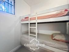 42 m2 renovated apartment, with garden, two air conditioning units, one bedroom, one cabin bedroom, a laundry room, a shower room, terrace loggia, parking space   