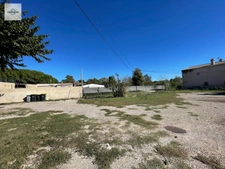 Alleins, maison de plain pied de  83m2 environ établie en zone agricole sur une parcelle de 3033 m2 avec garage attenant 