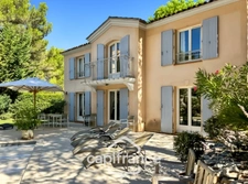 GOLF DE PONT ROYAL bastide au charme lumineux de 140 m2 établie sur un terrain de 657 m2, 4 chambres dont une master, 2 salle de bains, piscine double garage