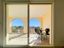  Light, calm, authenticity... A Pont Royal lifestyle. 50m² apartment with hill views, large terrace, 2 real bedrooms, swimming pool, parking space, bicycle garage.