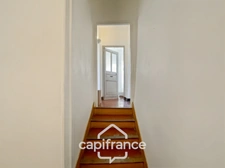 ne demeure de caractère au cœur de la Provence: 242 m2 de superficie habitable , une TERRASSE PANORAMIQUE. Distribution sur 3 niveaux :charme, authenticité, confort et bien être  sont les maitres mots