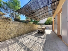 VILLA  AU COEUR DU DOMAINE de PONT ROYAL de 141 m2 avec dépendance, un espace extérieur de 664 m2,piscine, jardin paysager et  naturel, pièce supplémentaire de 24 m2 , places de stationnement , 