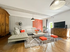 Great opportunity in Alleins: fully renovated and air-conditioned village house of 102 m2, 2 levels with 2 large bedrooms, rooftop terrace, garage