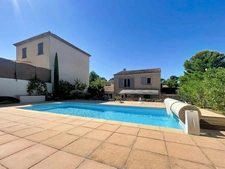 VILLA  AU COEUR DU DOMAINE de PONT ROYAL de 141 m2 avec dépendance, un espace extérieur de 664 m2,piscine, jardin paysager et  naturel, pièce supplémentaire de 24 m2 , places de stationnement , 