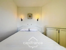 Appartement en rez-de-jardin , 3 chambres , place de parking , exposé Est sur le Domaine et Golf de Pont Royal