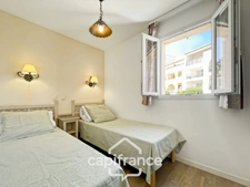 DOMAINE DE PONT ROYAL, 45 m2 house with unobstructed views, two stories, 2 bedrooms, semi-detached on one side, private swimming pool, numbered parking space 