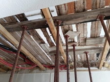 Investissement sur Charleval maison en plein coeur du village R+1avec terrasse tropézienne, garage, plusieurs entrées indépendantes, étage à finir