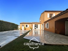 Maison individuelle et familiale de 165 m2, 7 pièces, située à  ALLEINS proche Salon de Provence établie sur un terrain de 945m² avec  piscine et dépendances