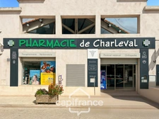 Investissement sur Charleval maison en plein coeur du village R+1avec terrasse tropézienne, garage, plusieurs entrées indépendantes, étage à finir