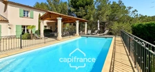 Prestigious property on the Pont Royal golf course, elevated on one level with a total surface area of 190 m2 with unobstructed views, set on 1700 m2 of land, its secure swimming pool, outbuildings