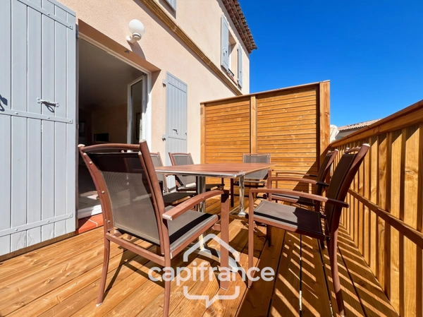 DOMAINE DE PONT ROYAL, maison  de 45 m2, élevée d'un étage,  2 vraies chambres, mitoyenne d'un seul côté, piscine privative, emplacement pour véhicule 