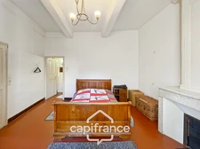 ne demeure de caractère au cœur de la Provence: 242 m2 de superficie habitable , une TERRASSE PANORAMIQUE. Distribution sur 3 niveaux :charme, authenticité, confort et bien être  sont les maitres mots