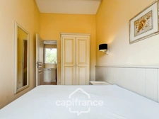 DOMAINE de PONT ROYAL,dans la nature, bastidon de 45 m2 ravalé et entretenu élevé d'un étage avec un jardin  2 chambres, place de parking