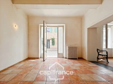 Investissement sur Charleval maison en plein coeur du village R+1avec terrasse tropézienne, garage, plusieurs entrées indépendantes, étage à finir