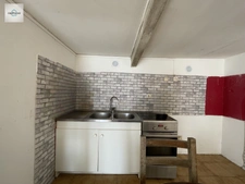Alleins, maison de plain pied de  83m2 environ établie en zone agricole sur une parcelle de 3033 m2 avec garage attenant 
