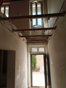 Investissement sur Charleval maison en plein coeur du village R+1avec terrasse tropézienne, garage, plusieurs entrées indépendantes, étage à finir