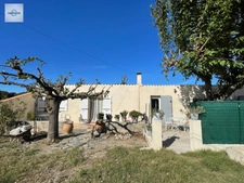 Alleins, maison de plain pied de  83m2 environ établie en zone agricole sur une parcelle de 3033 m2 avec garage attenant 