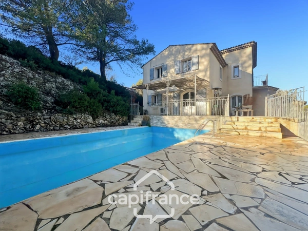 Domaine et Golf de Pont Royal, belle  propriété de 290 m2 établie sur un terrain de 2600 m2, cinq chambres, un bureau, piscine, pool house, triple garage     