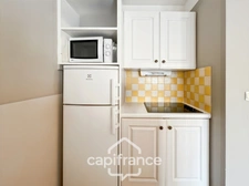 DOMAINE de PONT ROYAL,dans la nature, bastidon de 45 m2 ravalé et entretenu élevé d'un étage avec un jardin  2 chambres, place de parking