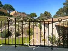 Prestigious property on the Pont Royal golf course, elevated on one level with a total surface area of 190 m2 with unobstructed views, set on 1700 m2 of land, its secure swimming pool, outbuildings