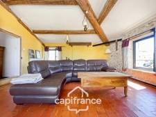 ne demeure de caractère au cœur de la Provence: 242 m2 de superficie habitable , une TERRASSE PANORAMIQUE. Distribution sur 3 niveaux :charme, authenticité, confort et bien être  sont les maitres mots