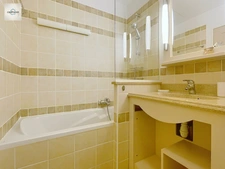 DOMAINE DE PONT ROYAL, 45 m2 house with unobstructed views, two stories, 2 bedrooms, semi-detached on one side, private swimming pool, numbered parking space 