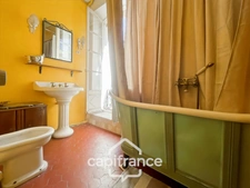 ne demeure de caractère au cœur de la Provence: 242 m2 de superficie habitable , une TERRASSE PANORAMIQUE. Distribution sur 3 niveaux :charme, authenticité, confort et bien être  sont les maitres mots