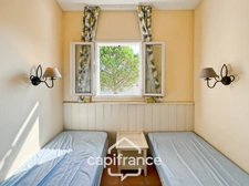 DOMAINE de PONT ROYAL,dans la nature, bastidon de 45 m2 ravalé et entretenu élevé d'un étage avec un jardin  2 chambres, place de parking