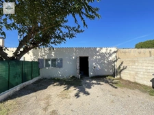 Alleins, maison de plain pied de  83m2 environ établie en zone agricole sur une parcelle de 3033 m2 avec garage attenant 
