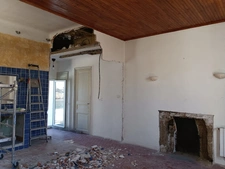 Investissement sur Charleval maison en plein coeur du village R+1avec terrasse tropézienne, garage, plusieurs entrées indépendantes, étage à finir